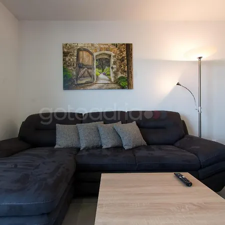 Sea View Leana شقة